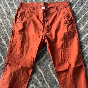 Mountain Hardwear pants in burn sienna color. 34/32 great condition